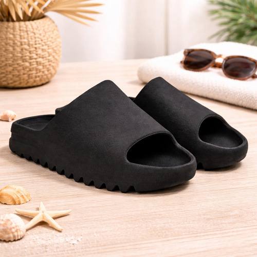 ￼Chinelo Nuvem Preto