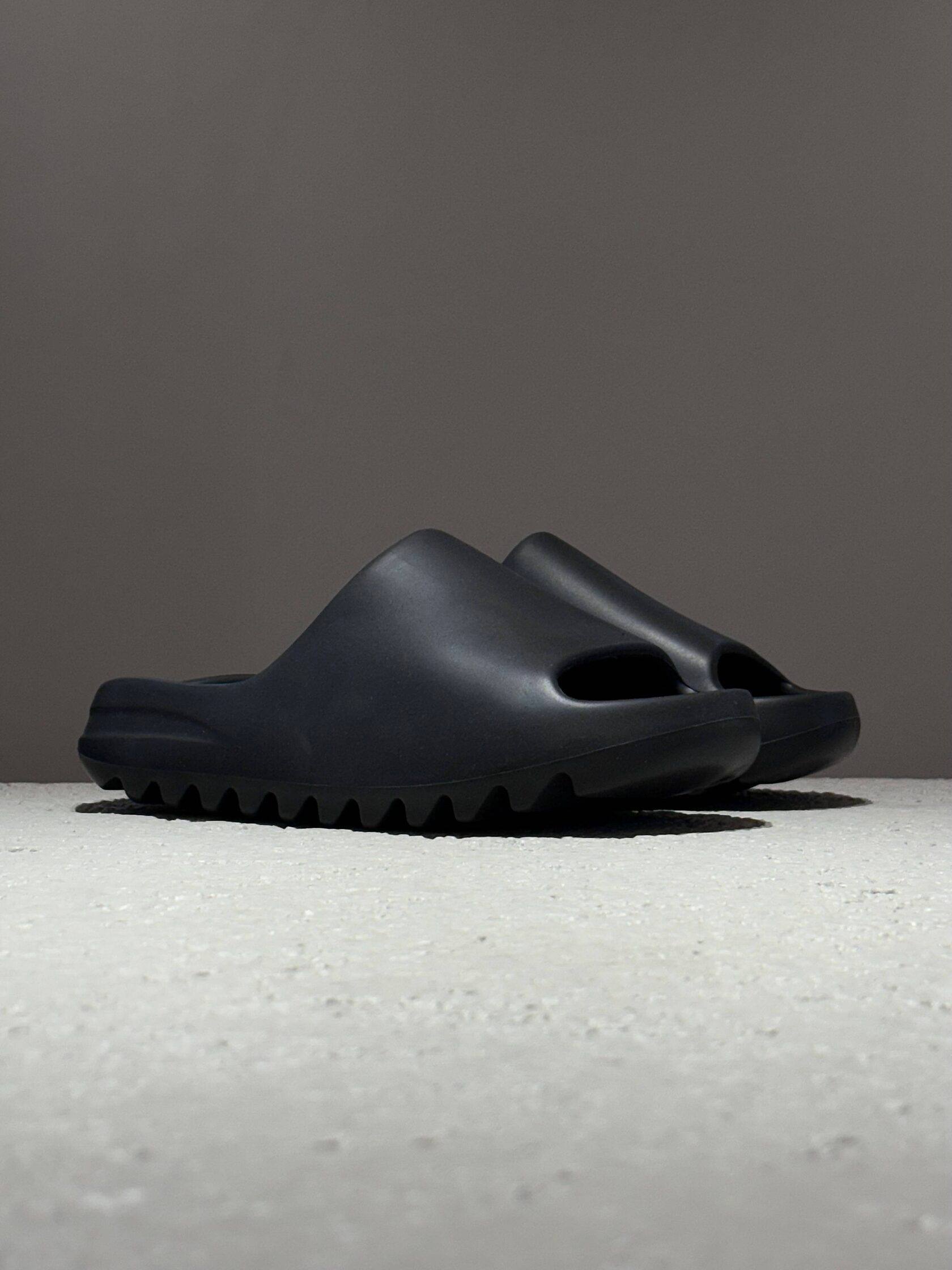￼Chinelo Nuvem Preto